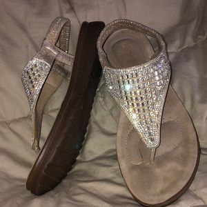 So Comfy!!! Dazzling Gold w/Nude Amiranda sandals Sz 8.5